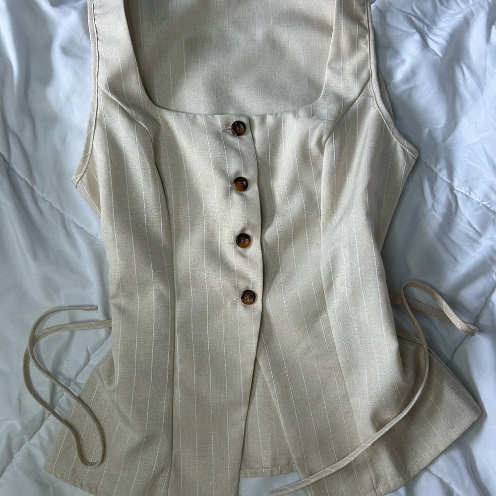 NWT SHEIN Cream Sleeveless Fitted Blouse